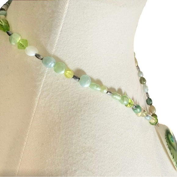 Vintage Shell Collar Necklace with Handpainted Green Peacock Feather Pendant - Picture 4 of 9